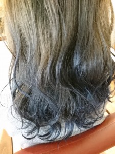 笠岡美容室Gratia(グラーティア)。　毛先にブルーを。