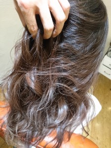 笠岡美容室Gratia(グラーティア)。　毛先にモノトーン系のピンクに。