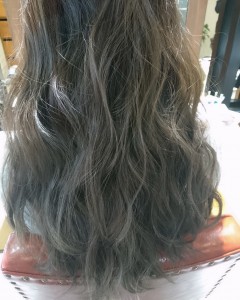 笠岡美容室Gratia(グラーティア)。　オレンジみが強い方には『アクア』でヘアカラー。